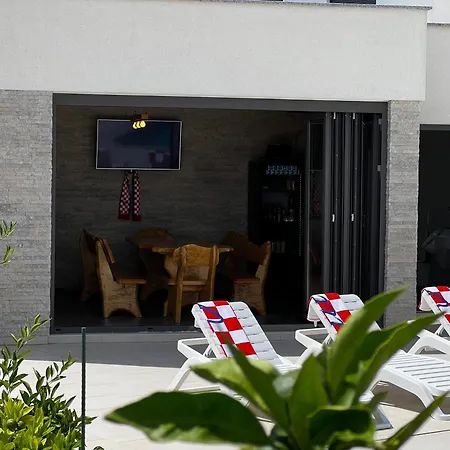 Mare - Modern With Swimming Pool And Jacuzzi Pula