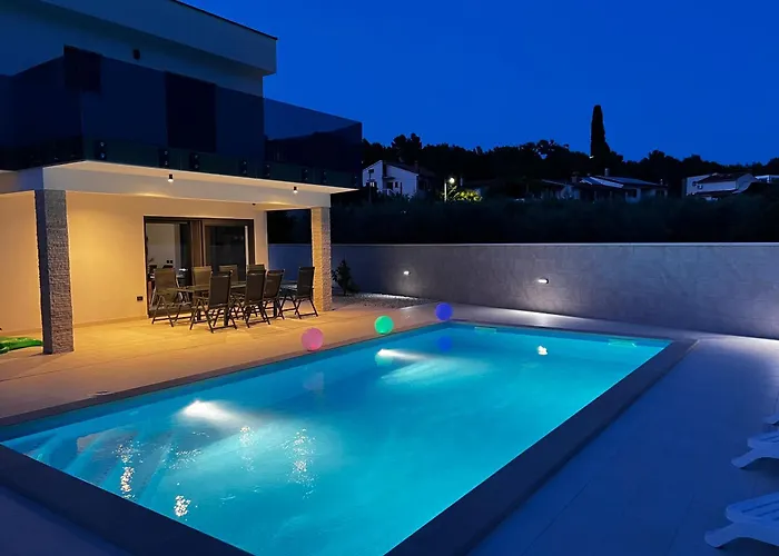 Mare - Modern With Swimming Pool And Jacuzzi Pula