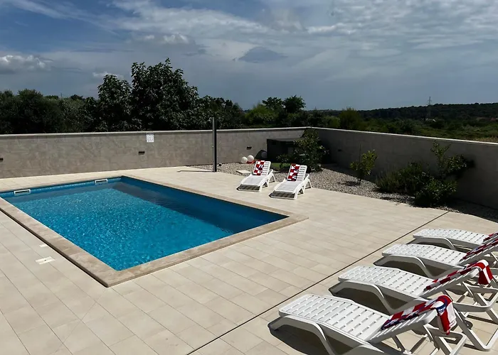 Vila Mare - Modern With Swimming Pool And Jacuzzi