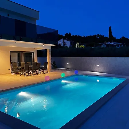 Mare - Modern With Swimming Pool And Jacuzzi Pula