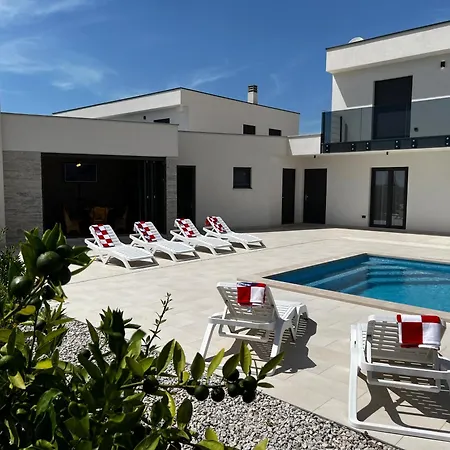 Mare - Modern With Swimming Pool And Jacuzzi * Pula